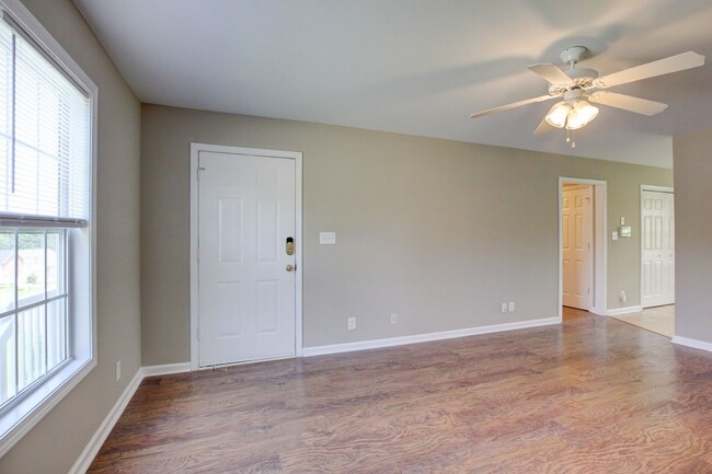 Building Photo - Hurry.  3 bed 2 bath 1 car under $1400