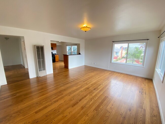Building Photo - Advent - Low Deposit W/ Laundry & Detached...