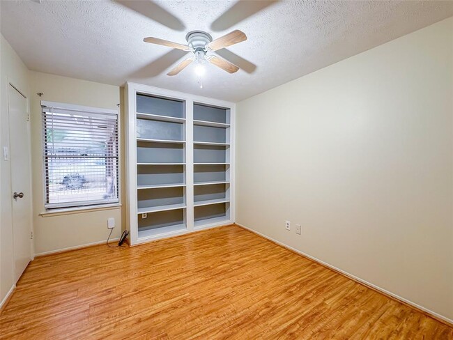 Building Photo - 2926 Colonial Dr