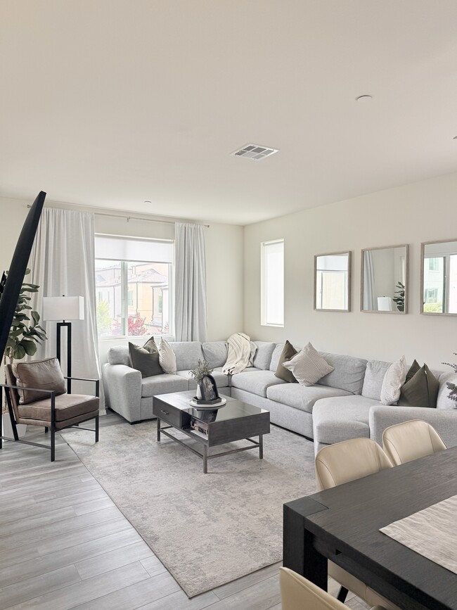 Building Photo - 5216 Beachfront Cove St