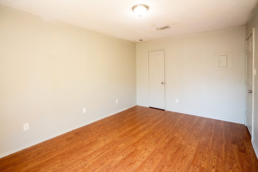 Building Photo - 5805 Cougar Dr