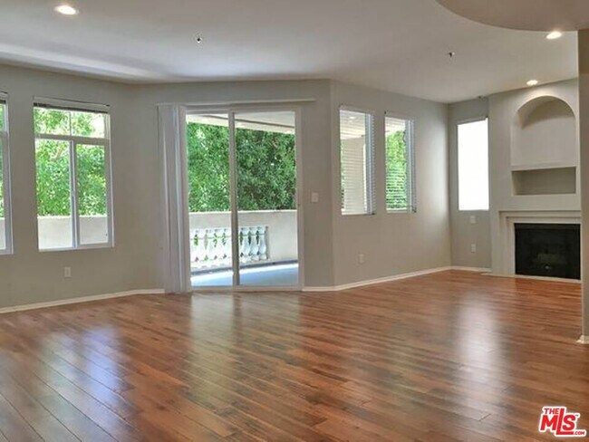 Building Photo - 12712 Moorpark St