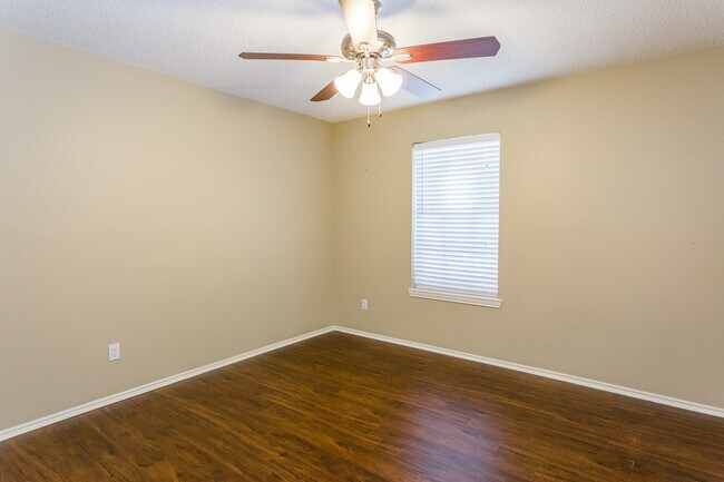 Building Photo - 6926 Shady Ln