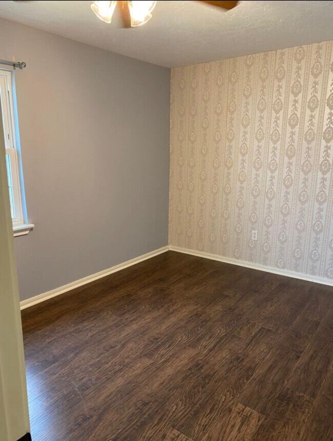 Building Photo - 111 E Southland Ave