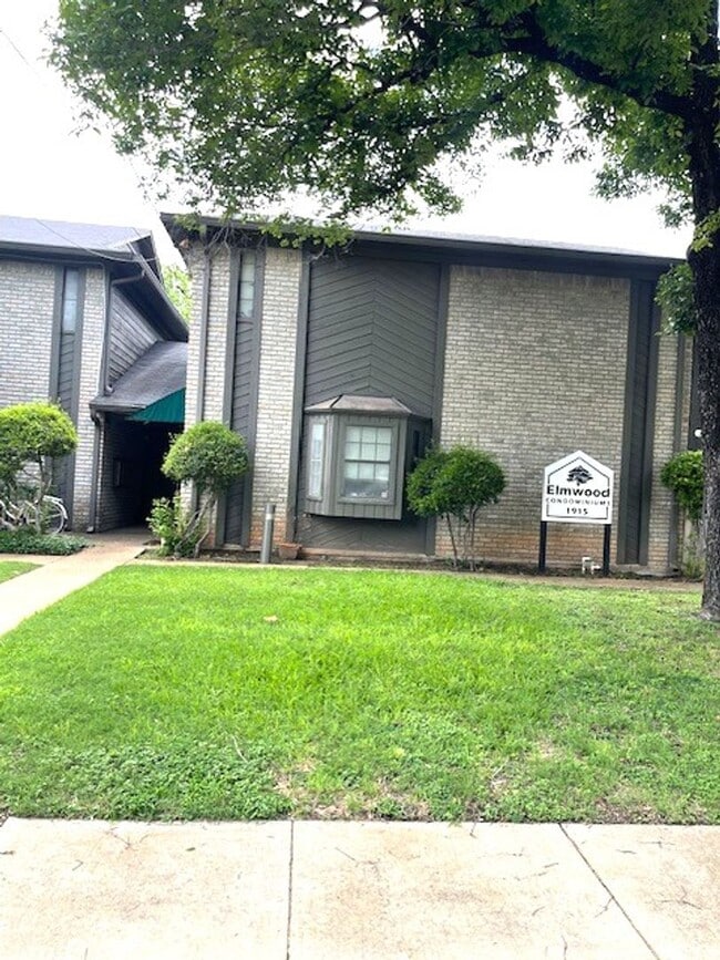 Building Photo - Spacious 2-Bedroom Townhome-Style Condo Near Baylor University | Elmwood Condos Waco