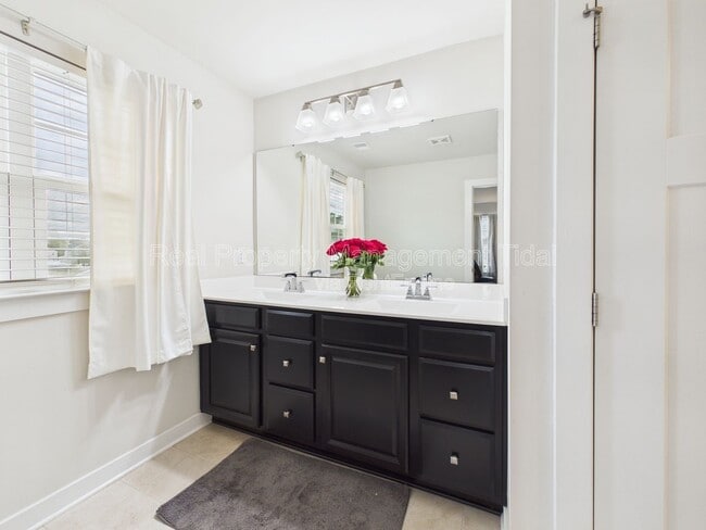 Building Photo - 555 Oliver Wy