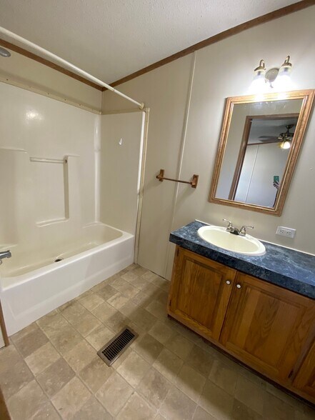 Building Photo - 2242 S Sheeran Dr