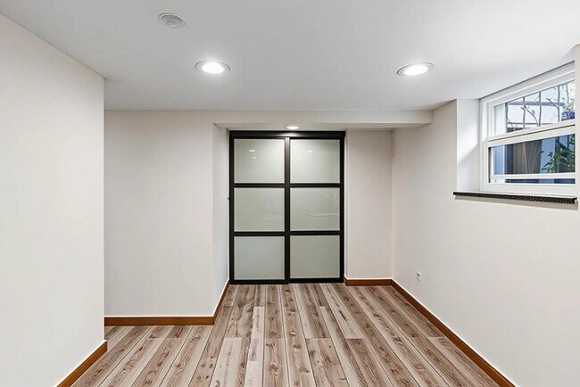 Building Photo - 1301 W Nelson St