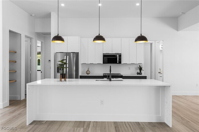 Building Photo - 2702 Old Burnt Store Rd N