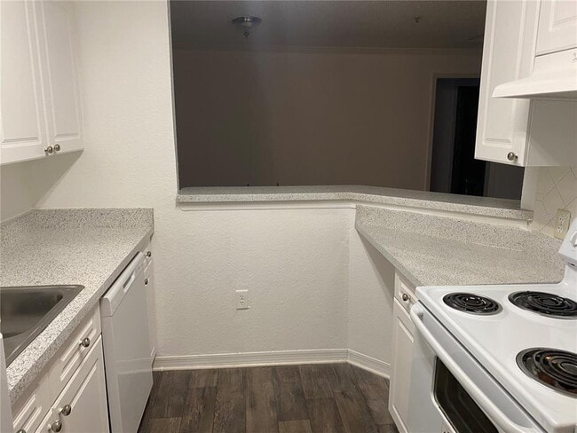 Building Photo - 18001 Richmond Pl Dr