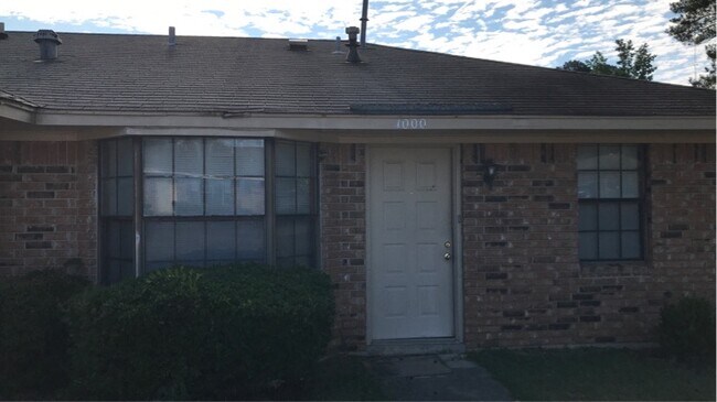 Building Photo - 1000 Sybil Dr
