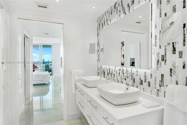 Building Photo - 335 S Biscayne Blvd