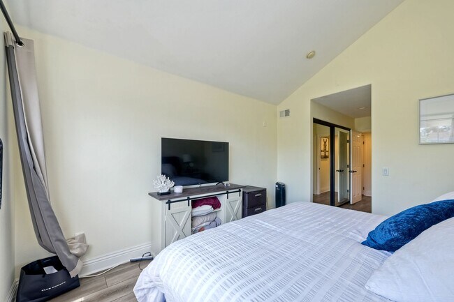 Building Photo - Venetian 314