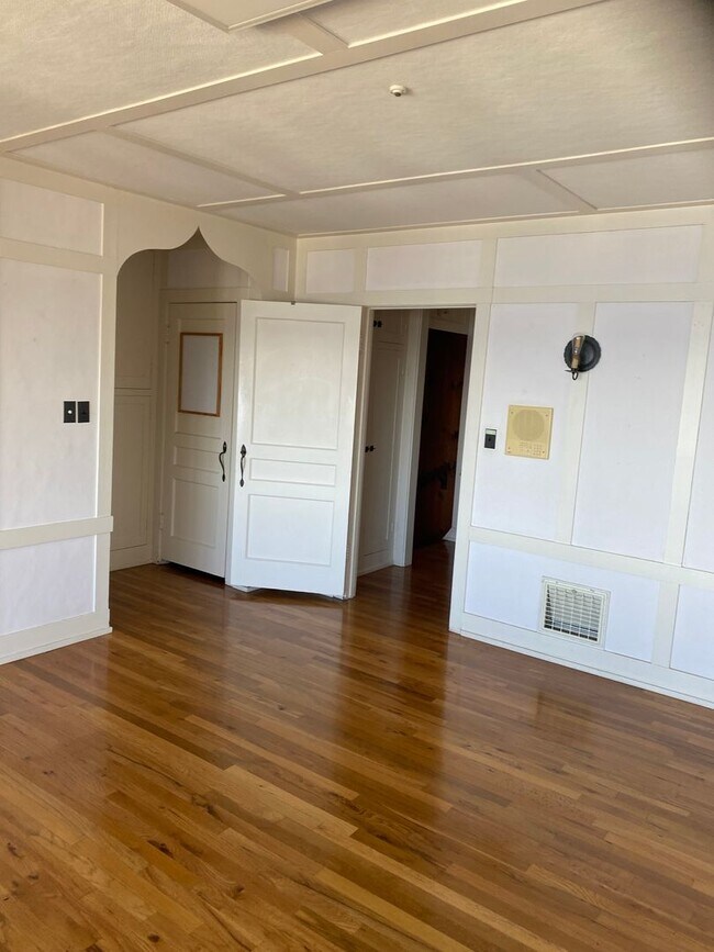 Building Photo - Amazing location in La Jolla for a big house. Gustavo Lopez AMSI