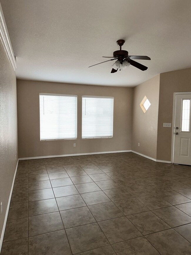 Building Photo - Unfurnished Full Time