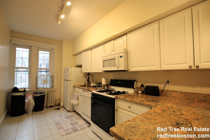 Building Photo - 1868 Commonwealth Ave