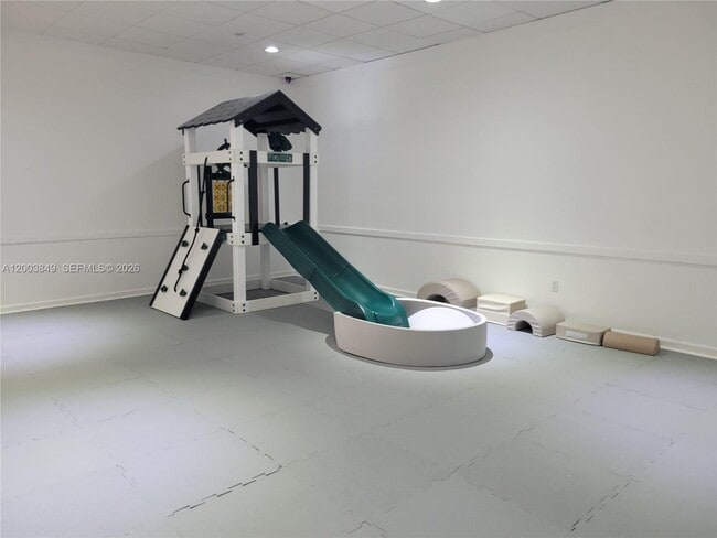 Building Photo - 5700 Collins Ave