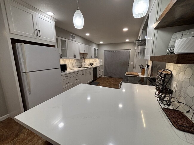 Building Photo - Beautiful, fully remodeled and furnished 1600+sf apartment ready to go!