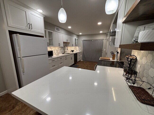 Building Photo - Fully remodeled and furnished 1600+sf apar...