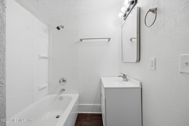 Building Photo - 1123 E 14th St