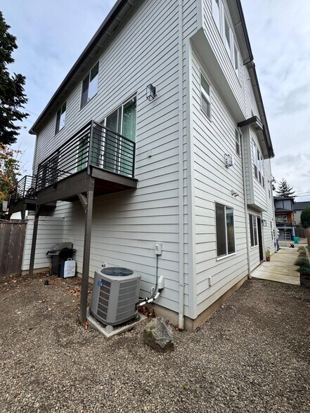 Building Photo - Modern University Park apartment by UP & Cathedral Park