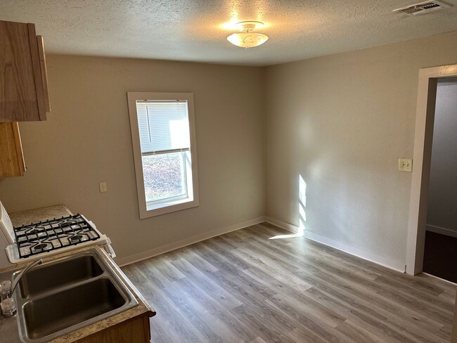 Building Photo - 2 Bedroom, 1 Bathroom Home with large backyard, near Downtown Springdale