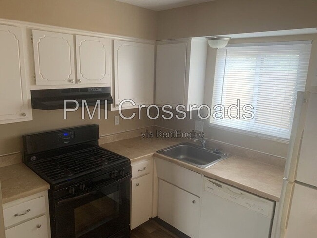 Building Photo - 6201 Stornoway Dr N
