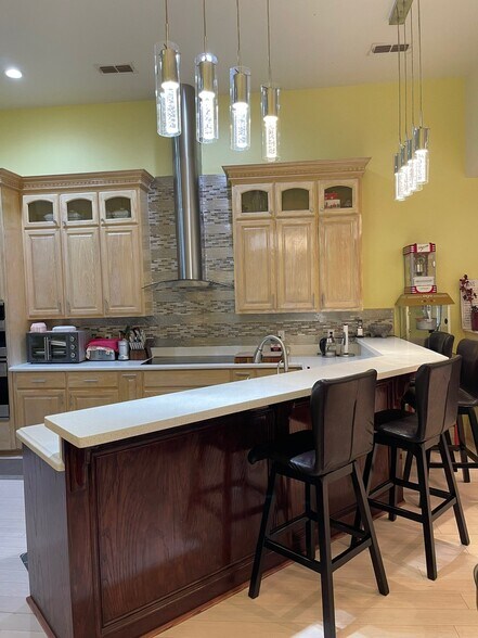 Kitchen with breakfast bar - 929 Richland Dr