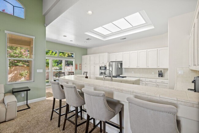 Building Photo - CLEAN 3 BEDROOM / 2 BATHROOM IN SEVEN OAK!...
