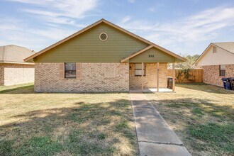 Building Photo - JUNE SUBLEASE!!!!  Adorable 3 Bedroom 2 Bathroom Home with Yard and 2 Car Garage!