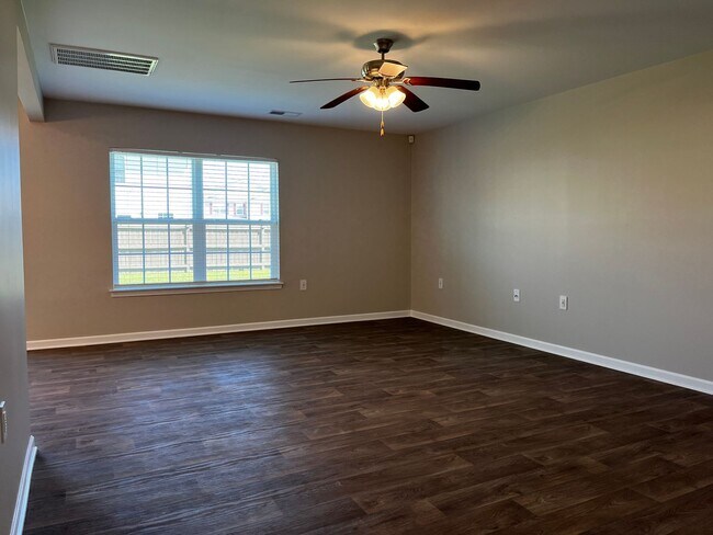 Building Photo - Ultra Spacious Living in Lake Tyler Subdivision