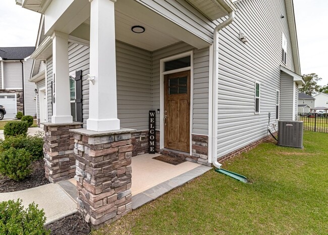 Building Photo - SPACIOUS 4 Bedroom | 2.5 Bathroom in Stone...