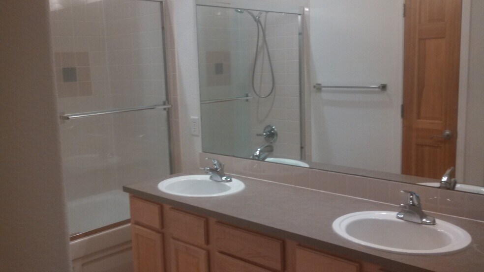 Building Photo - 5220 Boardwalk Dr