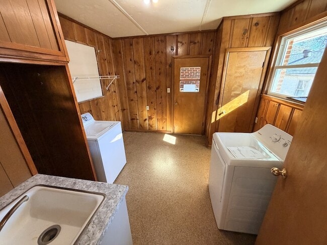 Building Photo - 311 3rd Ave NW