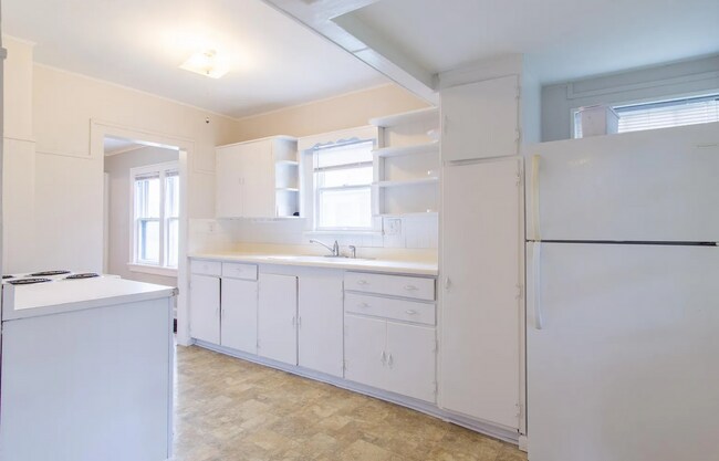 Building Photo - Charming West Plaza Bungalow