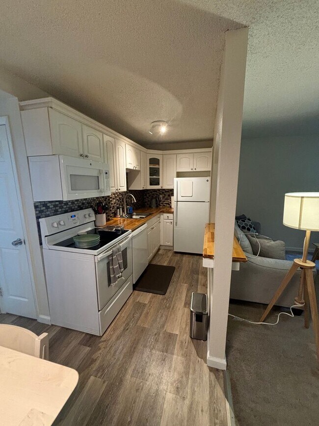 Building Photo - Jasmine Condos Updated 1 bd/1ba