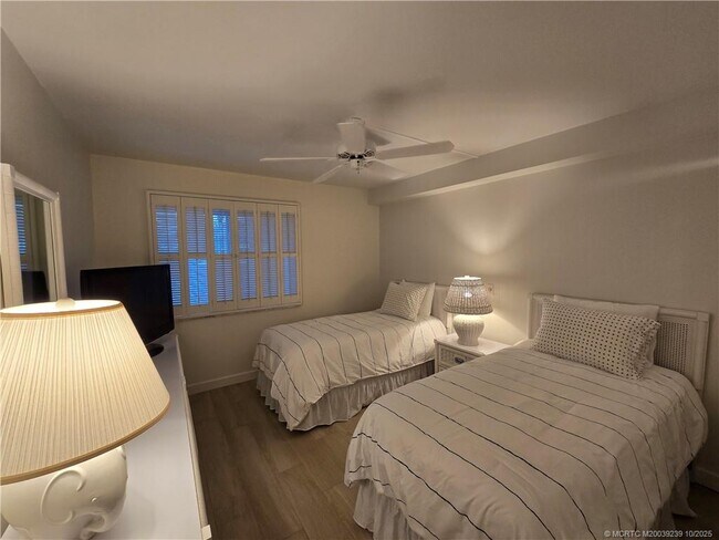 Building Photo - 484 NE Plantation Rd