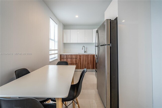 Building Photo - 924 Marseille Dr