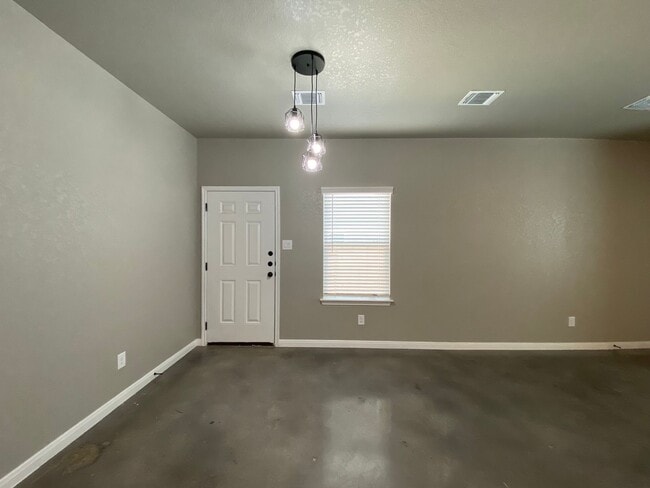 Building Photo - Beautiful Duplex in Seguin!