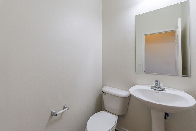 Building Photo - Spacious 4 Bed 2.5 Ba in Gated Community