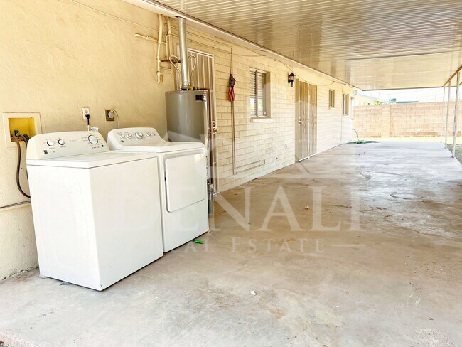Building Photo - 1220 W Romo Jones St