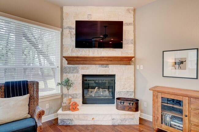 Building Photo - Beautiful 4 Bedroom, 3.5 Bathroom Home with Garage & Private Backyard