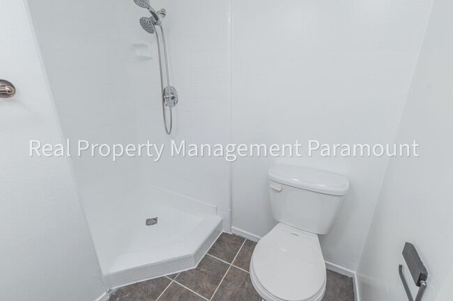 Building Photo - Don't miss out! 2 Bed 2 bath ready to go!