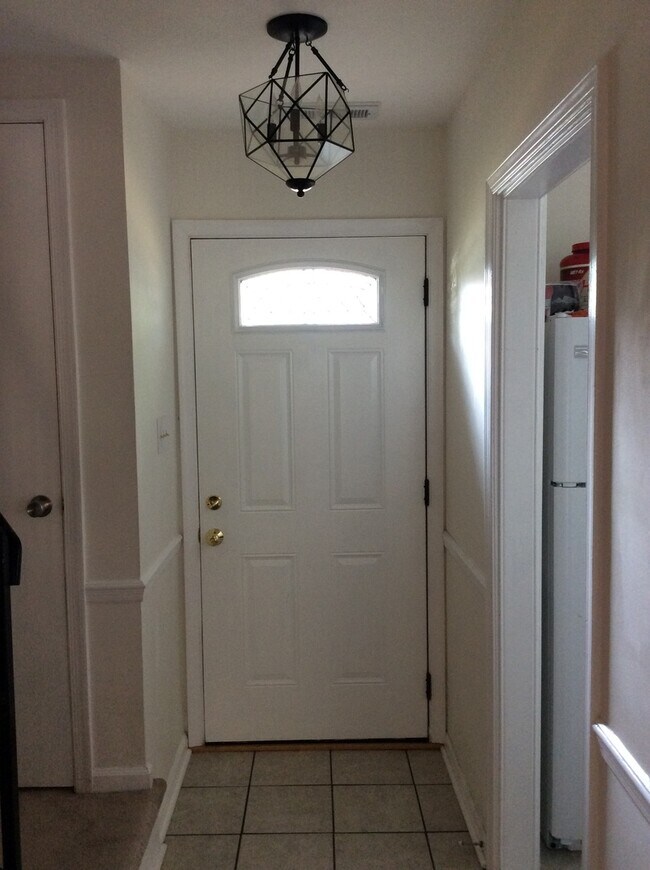 Building Photo - Spacious Townhouse Recently Updated