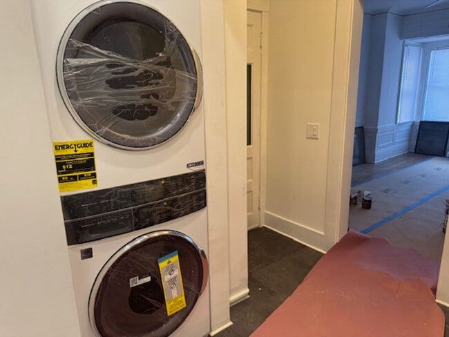 Building Photo - 775 University Ave