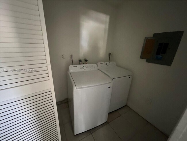 Building Photo - 1780 SW 84th Ave