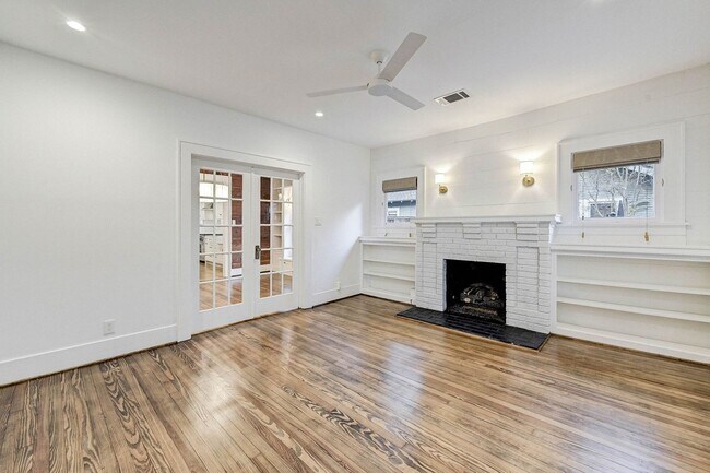 Building Photo - Completely renovated Heights historic bung...