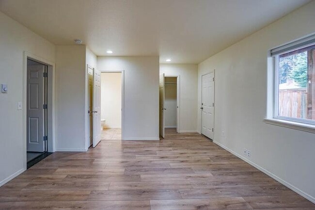 Building Photo - THREE BEDROOM TOWNHOUSE
