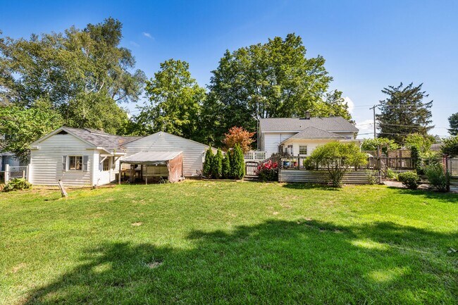 Building Photo - Charming 3 Bedroom, 2 Bath Home with Abund...
