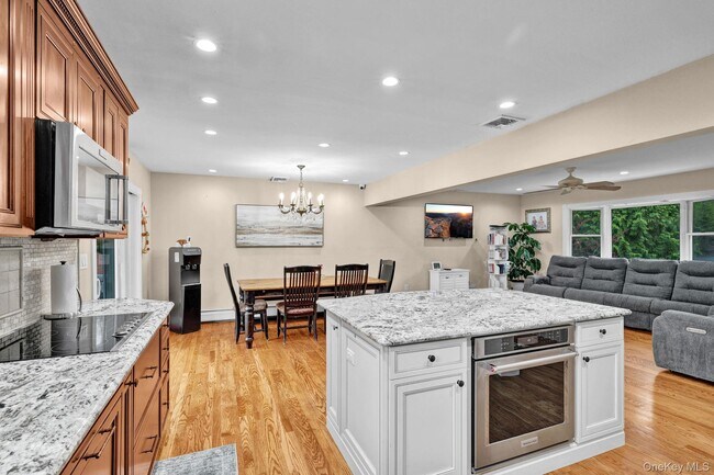 Building Photo - 809 Highland Lake Rd